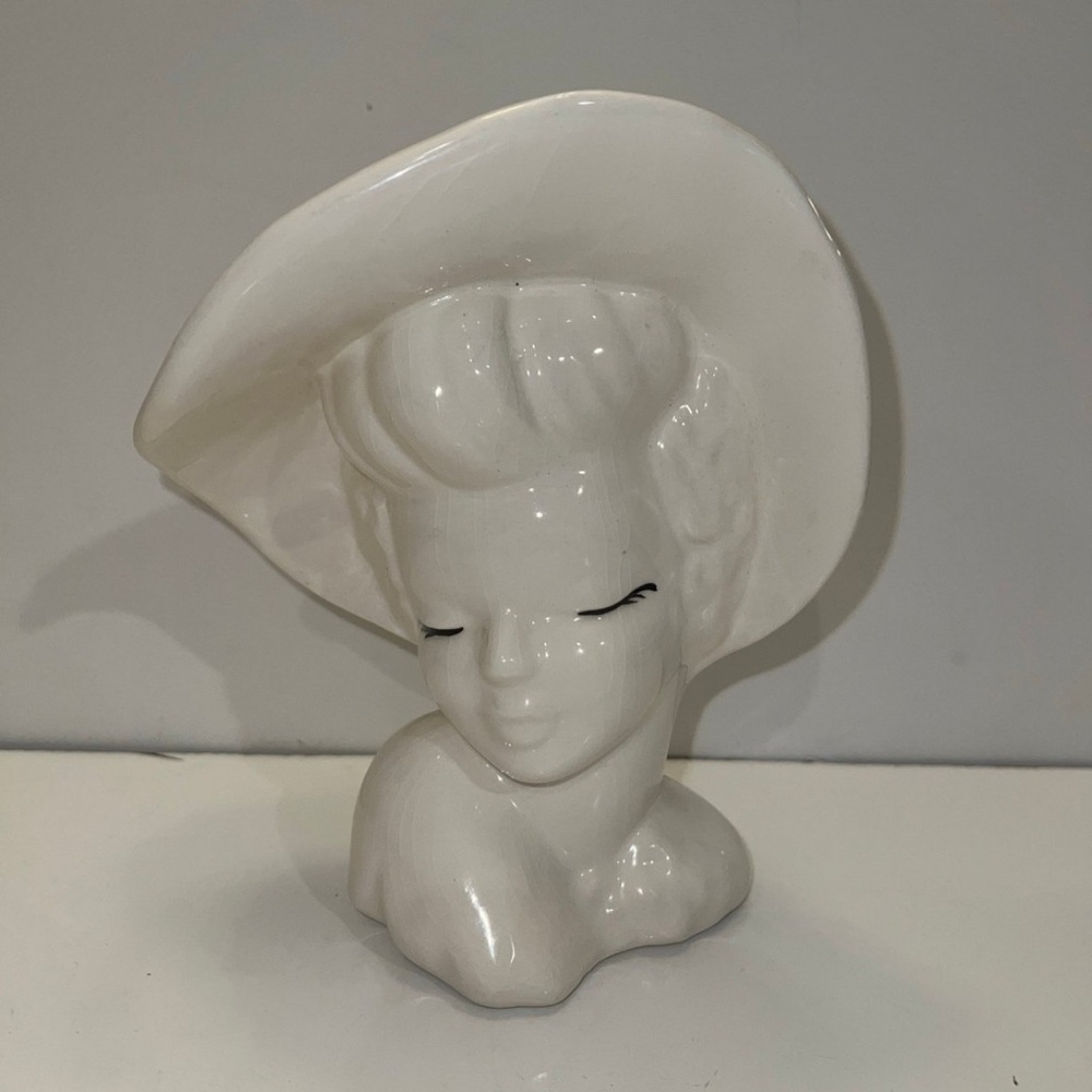 Women with hate white vase/ decor